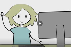 Hallo, ich bin Charlie! Filmfigur Charlie sitzt vor dem Monitor und winkt
