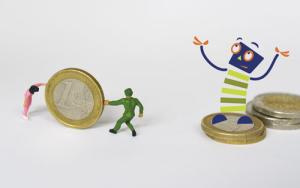 Seitenstark freut sich über jede Spende Zwei kleine Figuren rollen einen großen Euro zum Maskottchen