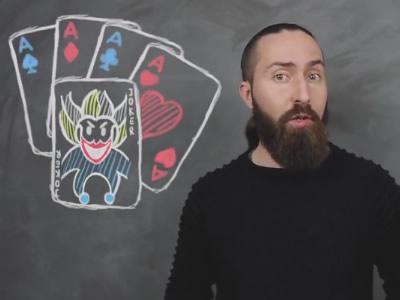 Zu Video: Alles Fake? Mann mit Bart vor einem Tafelbild