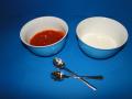 Ketchup und ein Maisstärke-Wasser Ketchup und ein Maisstärke-Wasser-Gemisch