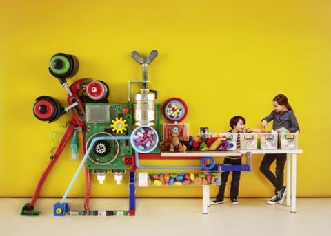 Zwei Kinder und eine witzige Maschine mit Transportband wie im Supermarkt