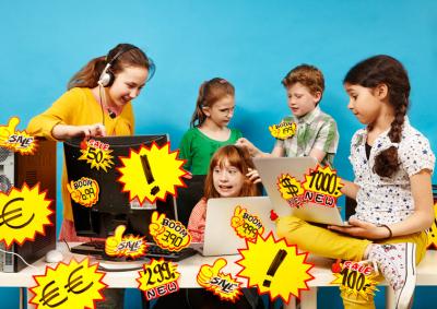 Fünf Kinder vor Computern mit gelben Preisschildern