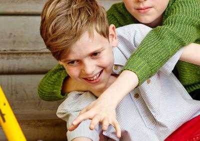 Zwei Jungen streiten sich um ein Smartphone